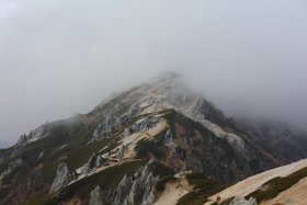 霧に包まれる燕岳