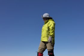 青空をバックに