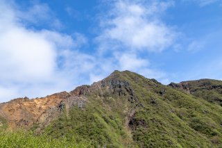 青空と赤茶けた山肌と緑