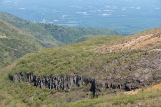 登山道下の岩
