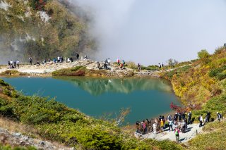 八方池に映る稜線と紅葉